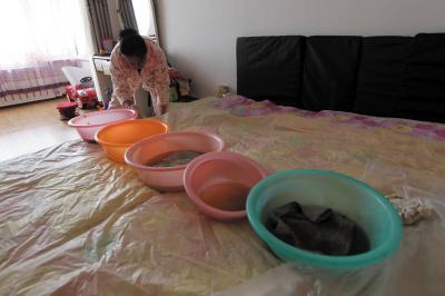 华宁楼上漏水，住户失联，小区没物管，业主维权难！律师来支招……